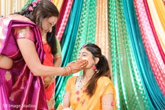 Maharani getting on her face the halid paste. Maharani getting on her face the halid paste.