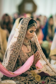 Impressive maharani's ceremony look. Impressive maharani's ceremony look.