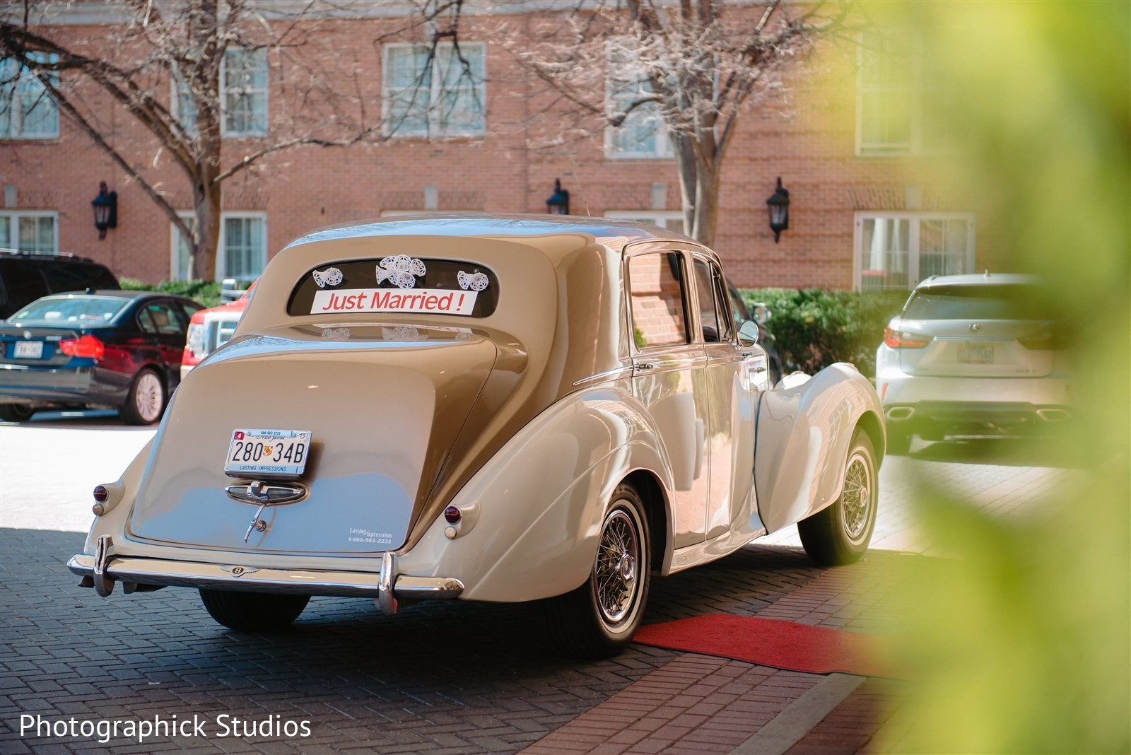 Elegant car for the Indian couple. Photo 241966