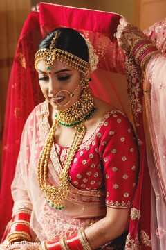 Maharani getting her ghoonghat on. Maharani getting her ghoonghat on.