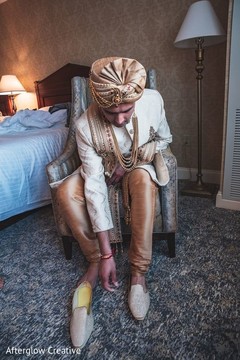 Maharaja getting his wedding mojaris on. Maharaja getting his wedding mojaris on.