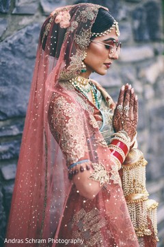 Maharani posing for pictures Maharani posing for pictures