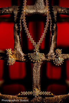 Jewelry details of the Maharani. Jewelry details of the Maharani.