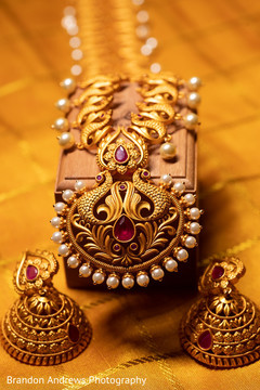Impressive Indian bridal necklace and earrings for ceremony. Impressive Indian bridal necklace and earrings for ceremony.
