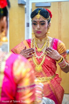 Indian bride's wedding jewelry capture Indian bride's wedding jewelry capture