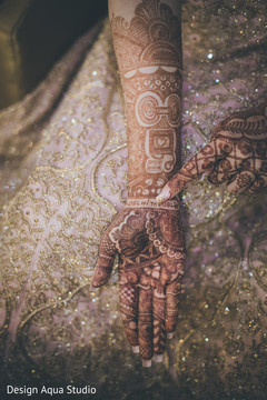 Thoughtful details on mehndi art. Thoughtful details on mehndi art.