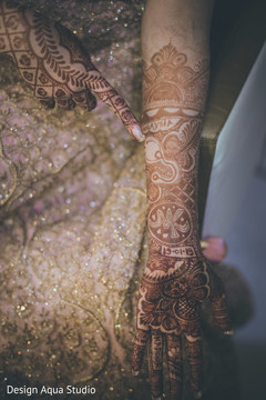 Mehndi art can tell love stories. Mehndi art can tell love stories.