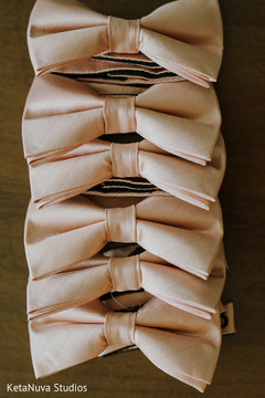 Charming and elegant bow ties worn by the groomsmen. Charming and elegant bow ties worn by the groomsmen.