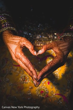 Marvelous Indian bride mehndi art. Marvelous Indian bride mehndi art.