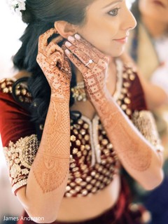 Maharani getting her earrings on. Maharani getting her earrings on.