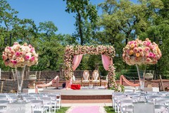 See this dazzling venue decor. See this dazzling venue decor.