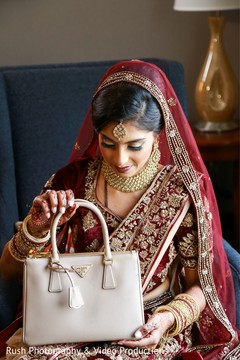 Maharani getting a gift from groom. Maharani getting a gift from groom.
