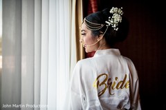 Dazzling Maharani getting ready. Dazzling Maharani getting ready.