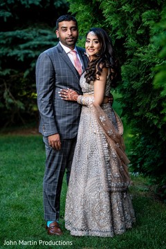 Look at the elegance of our Indian couple. Look at the elegance of our Indian couple.