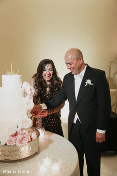 Lovely capture Indian bride and groom cutting cake together Lovely capture Indian bride and groom cutting cake together