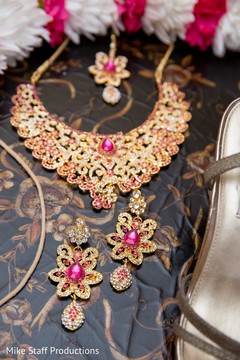 Stunning Indian bride polki necklace capture. Stunning Indian bride polki necklace capture.