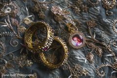 Jewelry details of the couple. Jewelry details of the couple.