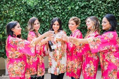 Amazing Indian bride and bridesmaids photo idea Amazing Indian bride and bridesmaids photo idea