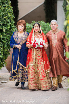 Impressive Indian bride's doli entrance to wedding ceremony Impressive Indian bride's doli entrance to wedding ceremony