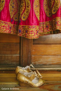 Phenomenal Indian bride's shoes capture. Phenomenal Indian bride's shoes capture.