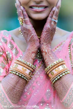 Phenomenal indian bangles and mehndi art capture Phenomenal indian bangles and mehndi art capture