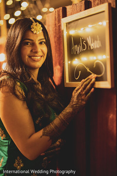 Beautiful Maharani showing her Mehndi art. Beautiful Maharani showing her Mehndi art.