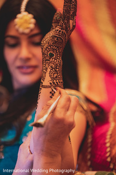 Outstanding skill displayed with this mehndi art. Outstanding skill displayed with this mehndi art.
