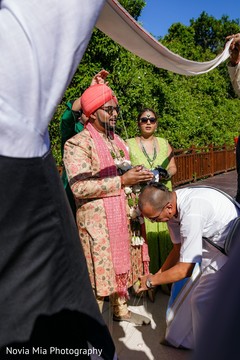 Take a look at this traditional Indian pre-wedding ritual. Take a look at this traditional Indian pre-wedding ritual.