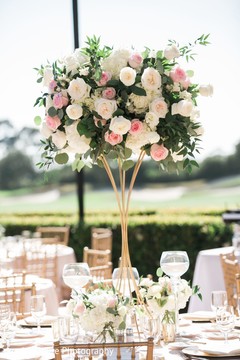 White and pink roses for Indian wedding table centerpiece. White and pink roses for Indian wedding table centerpiece.