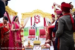 Take a look at this traditional south Indian wedding jaimala ritual. Take a look at this traditional south Indian wedding jaimala ritual.