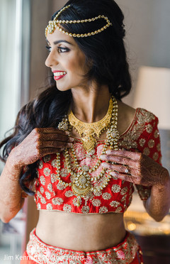 Maharani showing golden collar with diamons. Maharani showing golden collar with diamons.