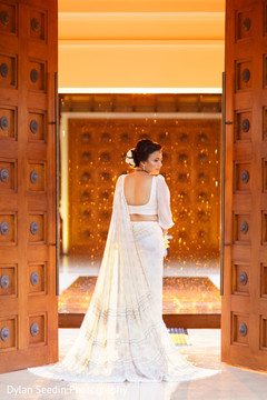 Overview of the Maharani's white saree style. Overview of the Maharani's white saree style.