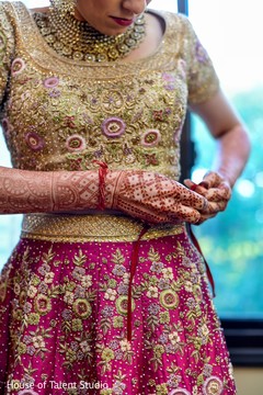 Maharani putting red bracelets on. Maharani putting red bracelets on.