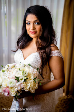 Maharani with dress and bouquet Maharani with dress and bouquet