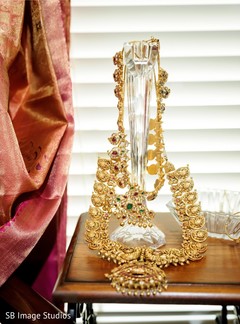 Stunning Indian bridal yellow gold ceremony jewelry set. Stunning Indian bridal yellow gold ceremony jewelry set.