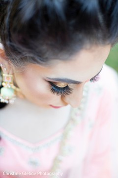 Golden eyelash makeup design ideas for the Indian bride. Golden eyelash makeup design ideas for the Indian bride.