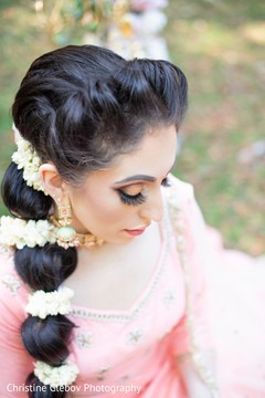 Indian bride's earrings and jewelry design. Indian bride's earrings and jewelry design.