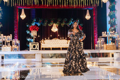 Maharani performing at the reception party. Maharani performing at the reception party.