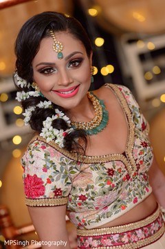 Maharani with her gold and green kundan tikka and necklace. Maharani with her gold and green kundan tikka and necklace.