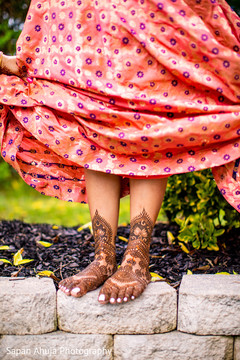 Maharani showing mehndi art on her feet. Maharani showing mehndi art on her feet.