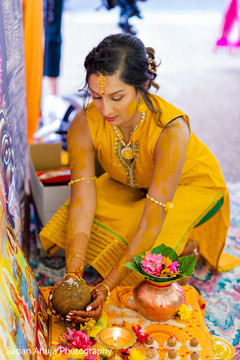 Maharani picking up coconut for the ceremony. Maharani picking up coconut for the ceremony.