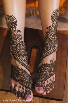 Maharani showing her mehndi art on her feet. Maharani showing her mehndi art on her feet.
