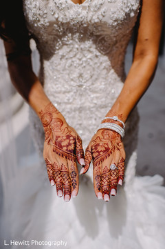 Maharani showing her wedding mehndi art. Maharani showing her wedding mehndi art.