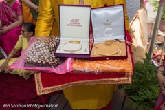 The jewels and clothing to be worn by the Indian bride The jewels and clothing to be worn by the Indian bride