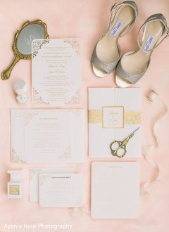 The shoes and jewelry to be used by Maharani around the invitations The shoes and jewelry to be used by Maharani around the invitations