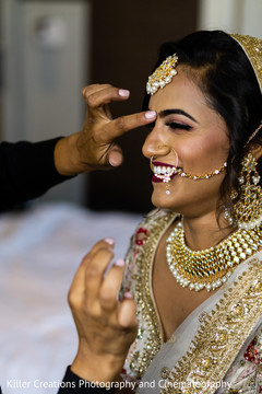 Red dot being put on Maharani forehead. Red dot being put on Maharani forehead.