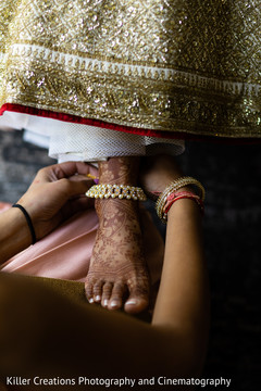 Maharani being assisted with hen ankle jewelry. Maharani being assisted with hen ankle jewelry.
