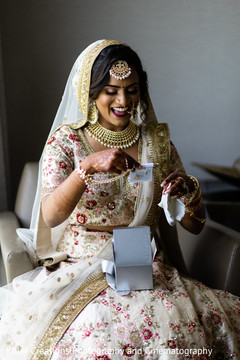 Maharani looking at her groom gift. Maharani looking at her groom gift.