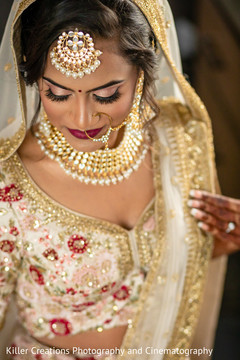 Maharani showing her makeup. Maharani showing her makeup.