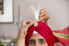 Gold and pearls on Sarpech with white feather. Gold and pearls on Sarpech with white feather.